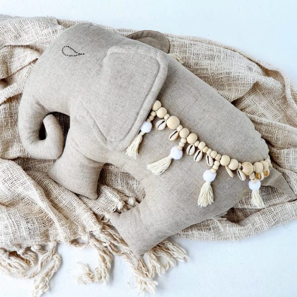 Cuscini a forma di elefante con nappe di conchiglie e perline